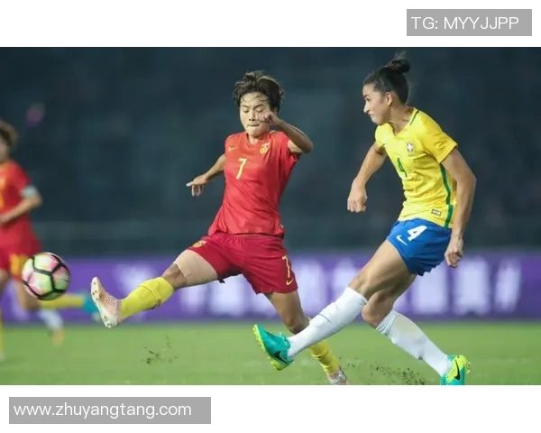 王霜精彩射门瞬间引发全场欢呼展现足球明星风采 王霜精彩射门瞬间引发全场欢呼展现足球明星风采